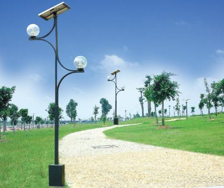 公園里安裝4米太陽能路燈價(jià)格多少錢